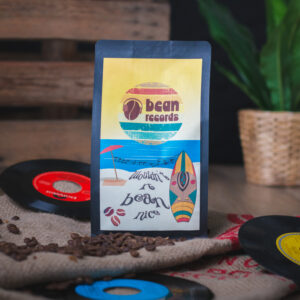 Imagebild der Kaffeeröstung Wouldn't it Bean nice mit Kafeebohnen und Schallplatten